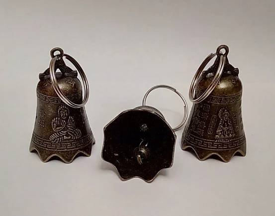 Malý kovový zvoneček pro štěstí