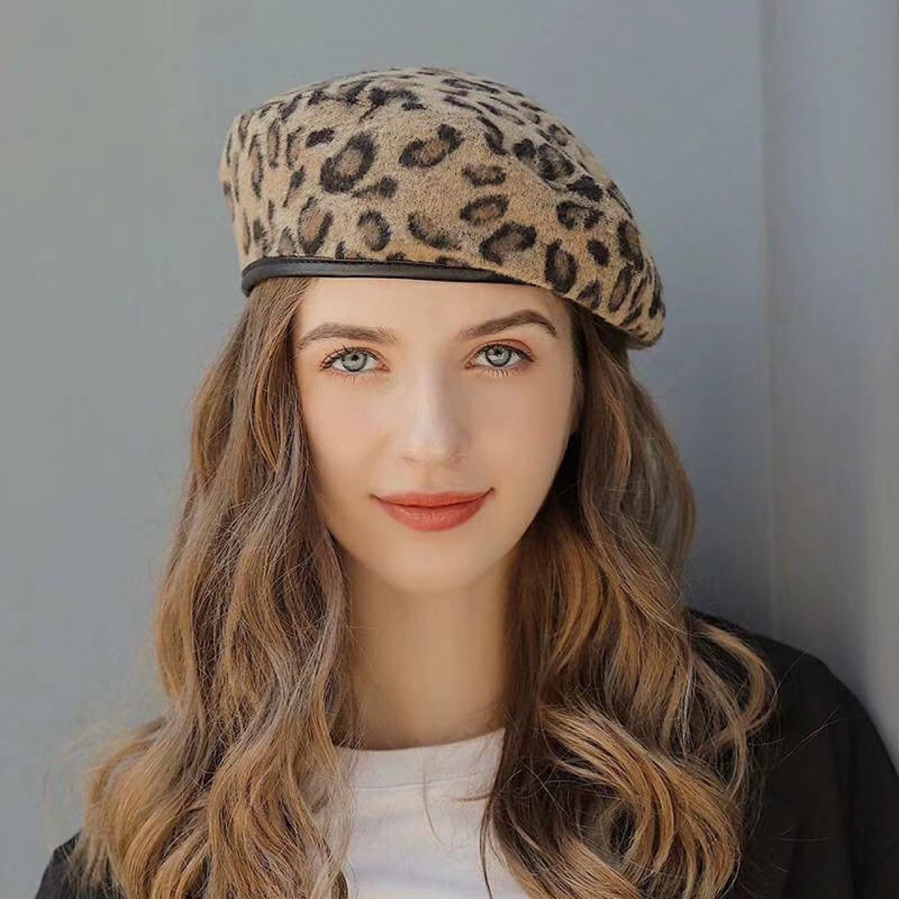 Dámský baret s leopardím vzorem