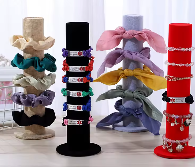 Šedý vertikální organizér na šperky 